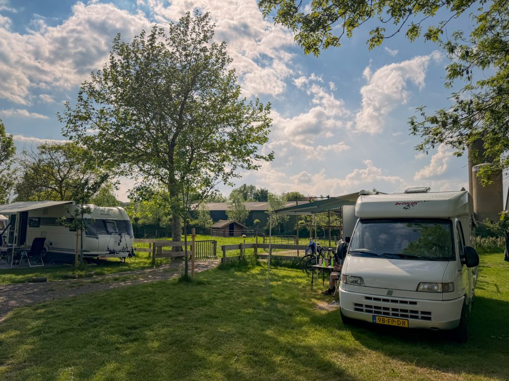 Caravan en camper tussen de weilanden