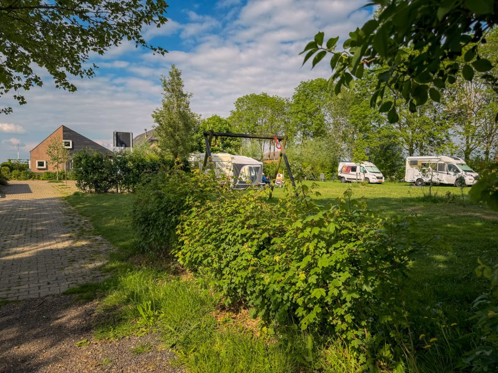 Pad over het terrein richting de boerderij